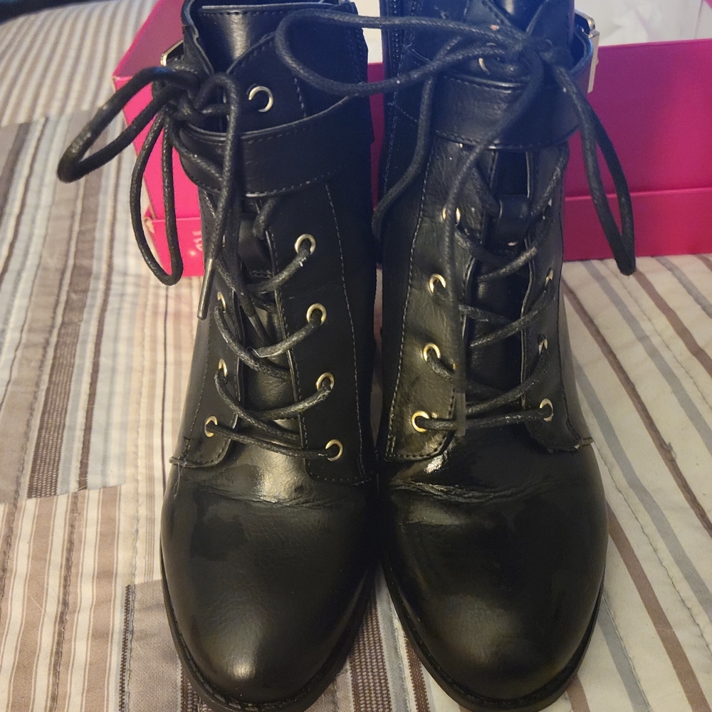Shoedazzle black boot size 6
